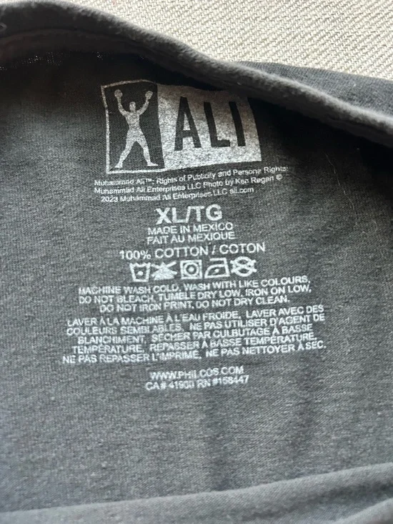 Collectible Black Muhammad Ali Graphic Tee with Red Accent. M46 - Picture 3 of 3